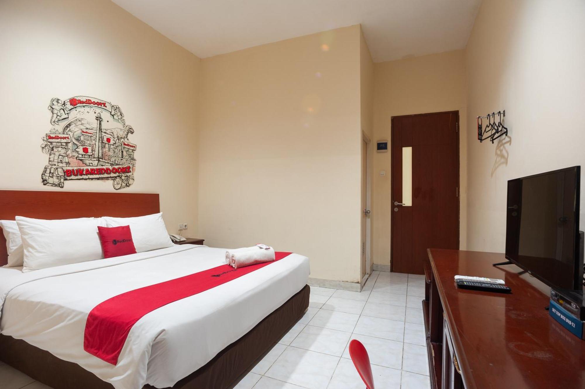 Reddoorz Plus Near Plaza Blok M Jakarta Buitenkant foto