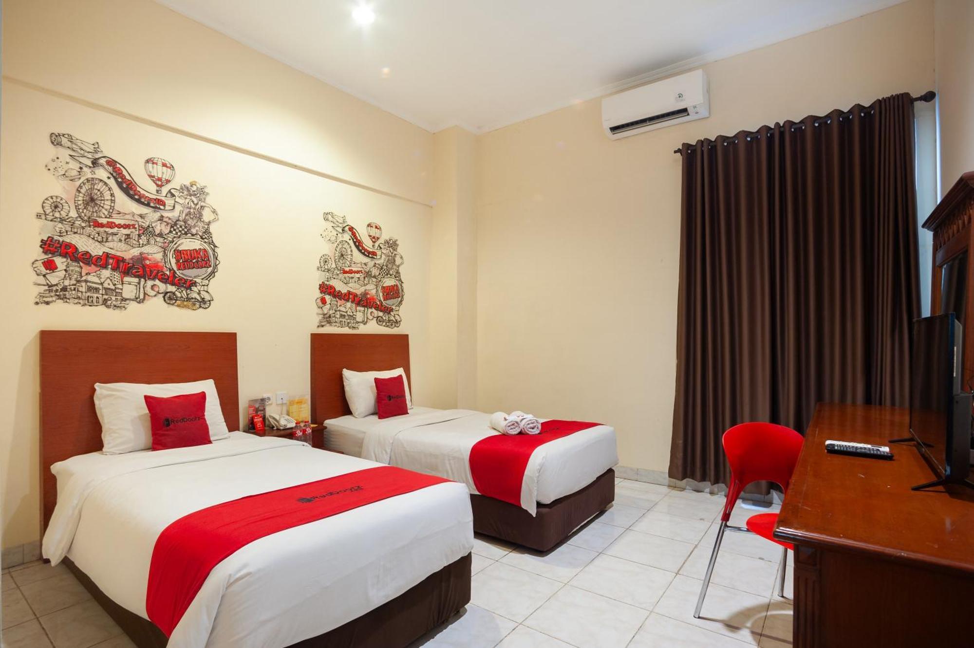 Reddoorz Plus Near Plaza Blok M Jakarta Buitenkant foto
