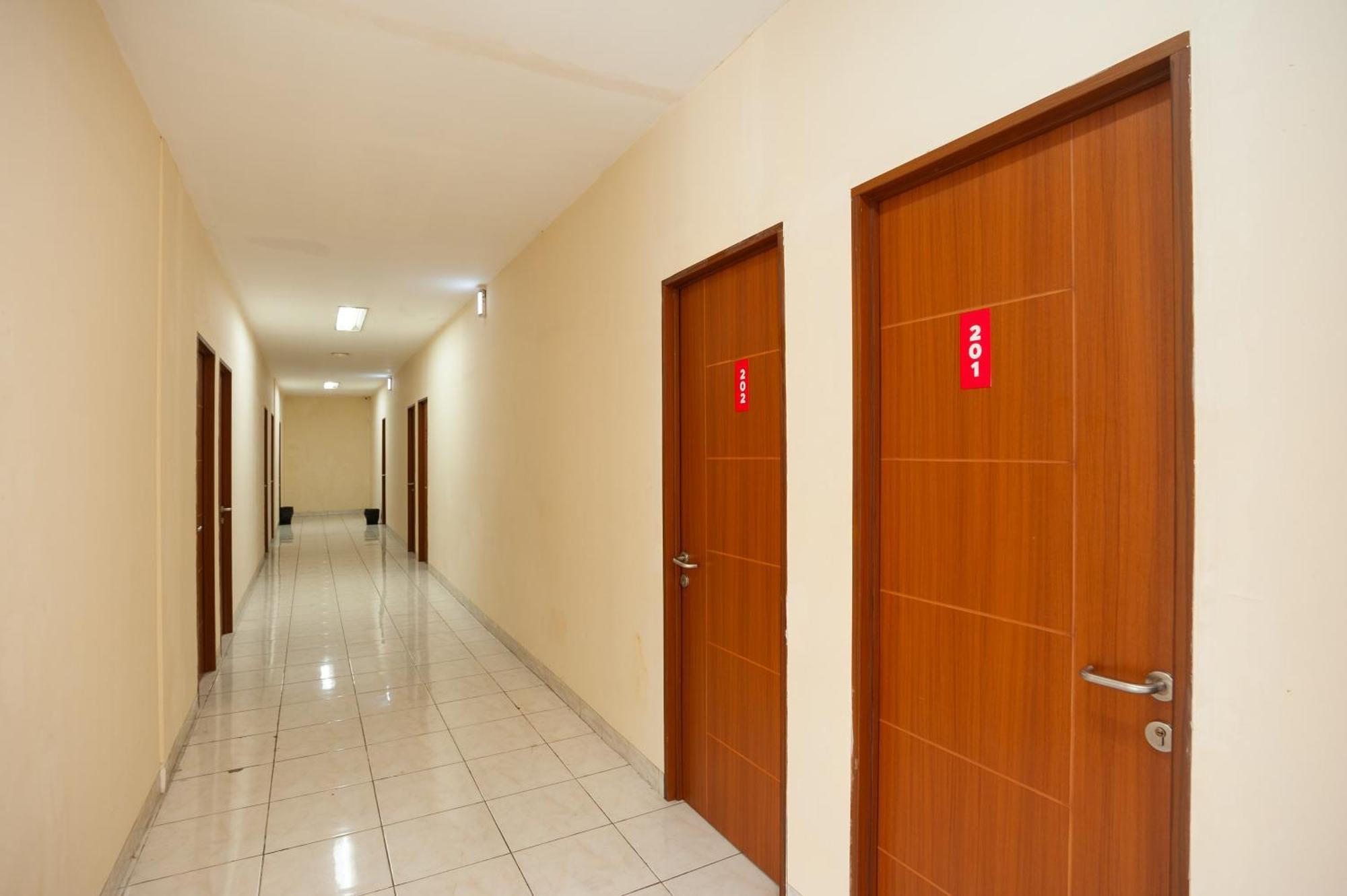 Reddoorz Plus Near Plaza Blok M Jakarta Buitenkant foto