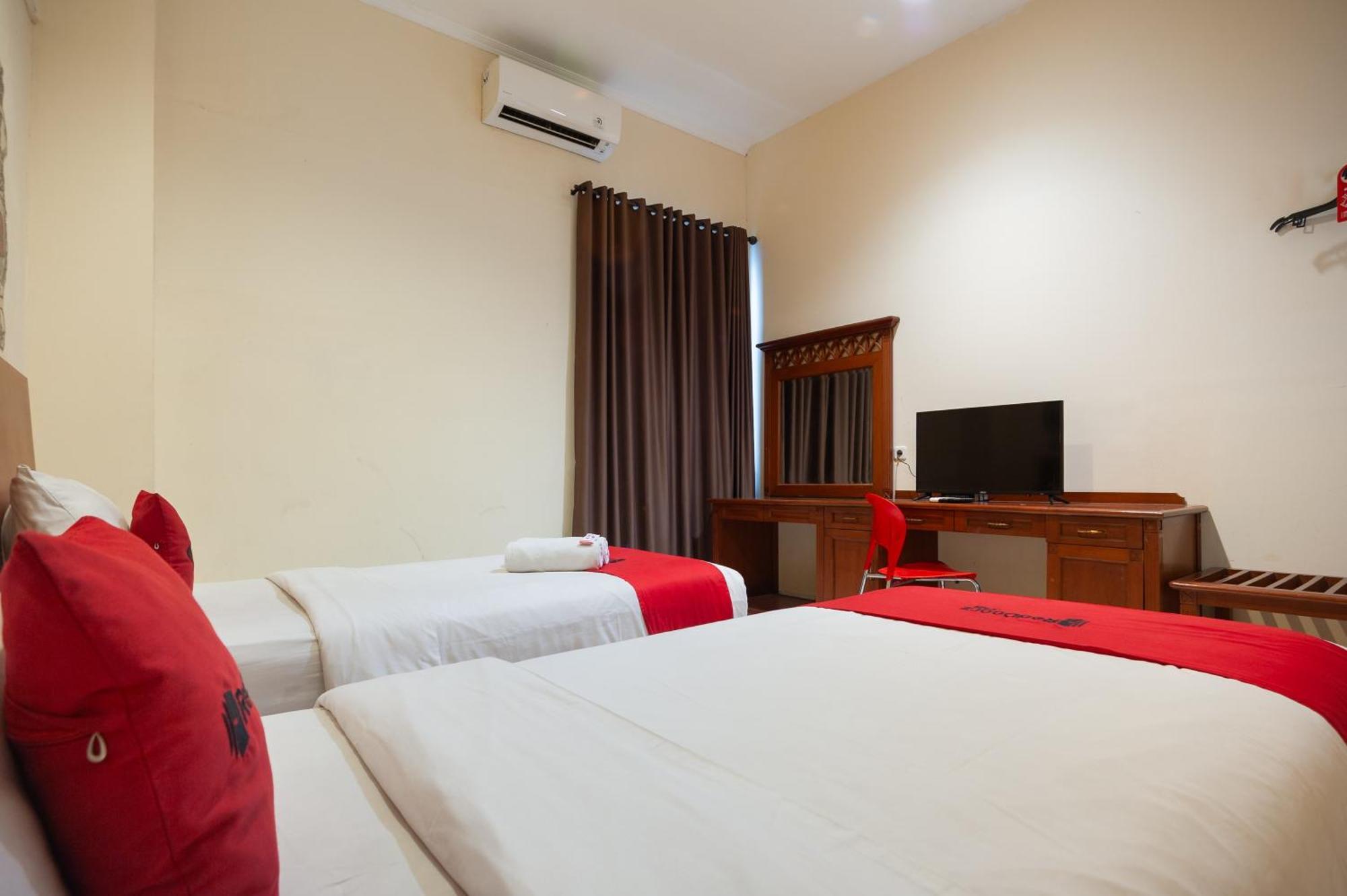 Reddoorz Plus Near Plaza Blok M Jakarta Buitenkant foto