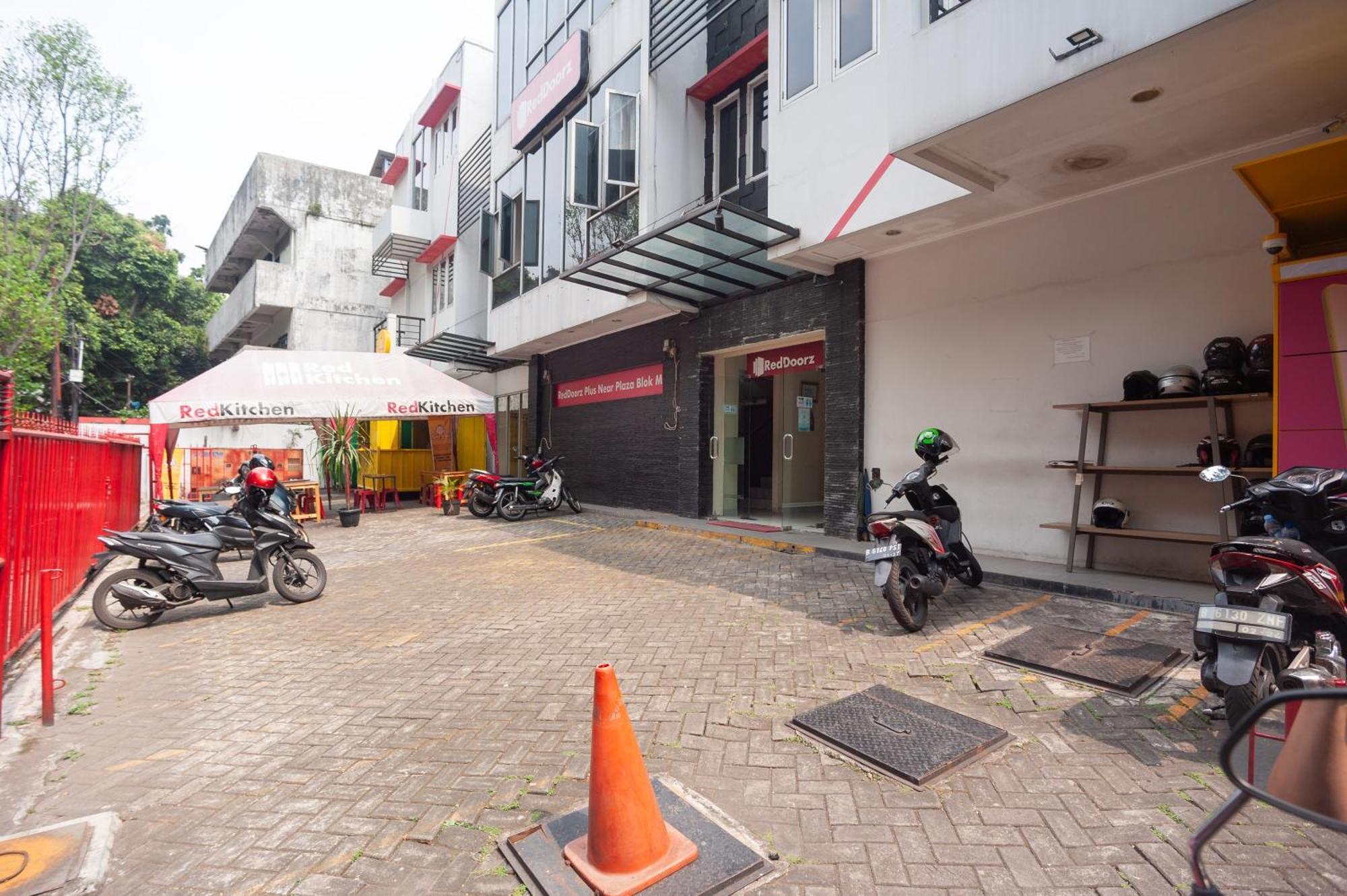 Reddoorz Plus Near Plaza Blok M Jakarta Buitenkant foto