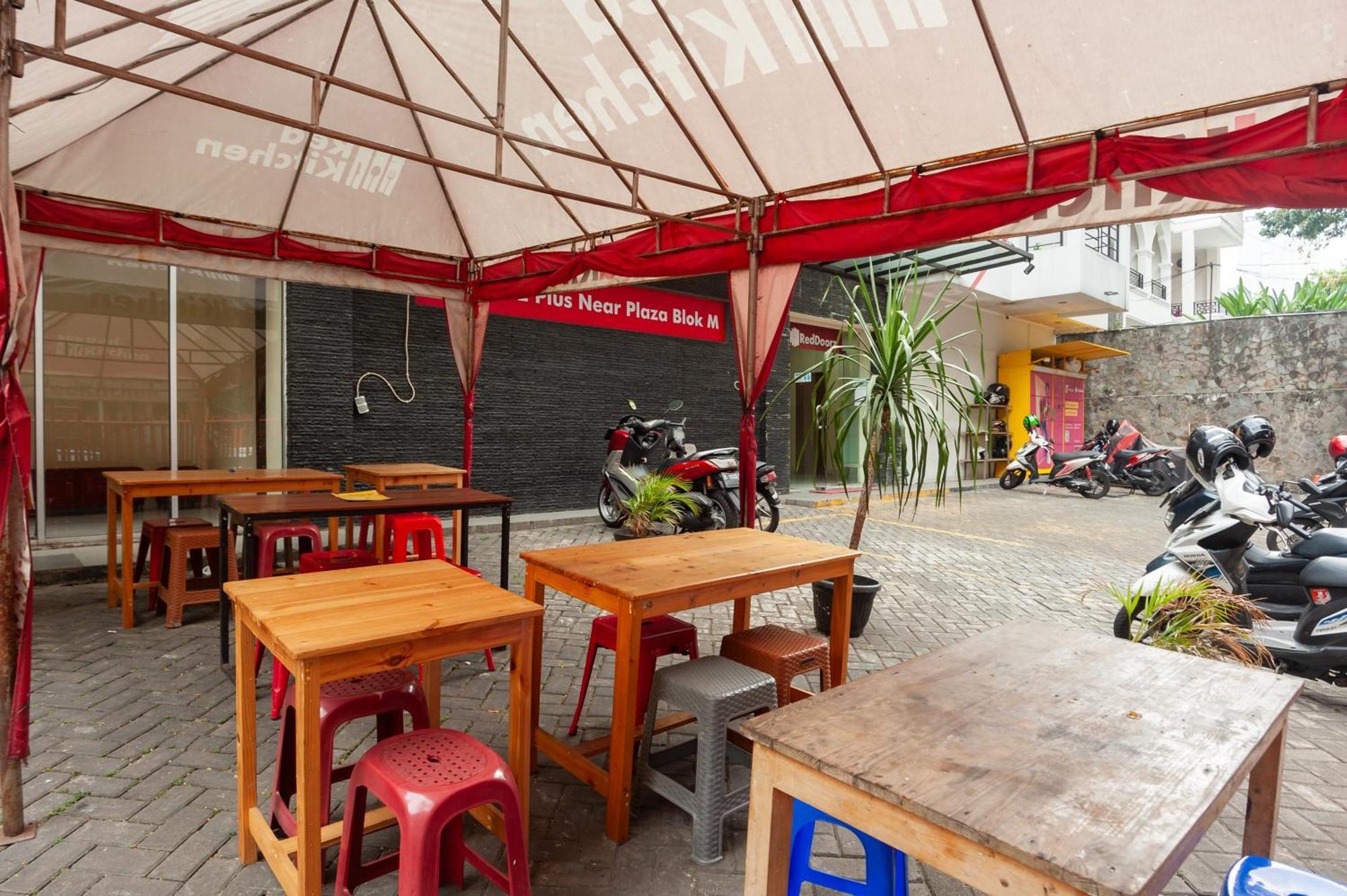Reddoorz Plus Near Plaza Blok M Jakarta Buitenkant foto